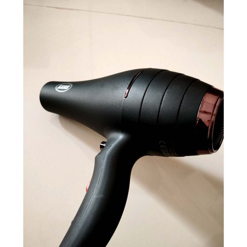 سشوار حرفهای 2600 وات کایسر مدل High Powerful Turbo با موتور AC، تنظیم دما و سرعت سه حالته، دو سری متمرکزکننده هوا، المنت تیتانیوم زیگزاگی، کابل 2 متری OFC، وزن 600 گرم