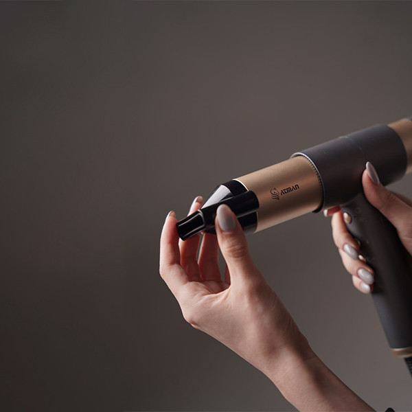 سشوار حرفهای برسدار حالتدهنده آتمن مدل BY-5915 با توان 2000 وات، موتور BLDC، فناوری ژنراتور پلاسما، تنظیم دما و سرعت در 3 حالت، همراه با سری فرکننده، صافکننده و متمرکزکننده، مناسب استفاده حرفهای و خانگی