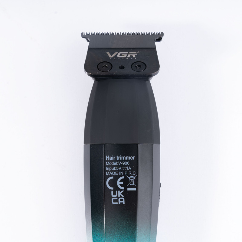 ماشین اصلاح موی سر و صورت وی جی آر مدل V-906 با تیغه سرامیکی پوشش DLC، موتور 9000 دور در دقیقه، باتری 2000 میلیآمپر ساعت با 240 دقیقه عمر شارژ، صفحه نمایش LED، طراحی ارگونومیک و مقاوم، قابلیت صفرزن، خط زن و حجم زن