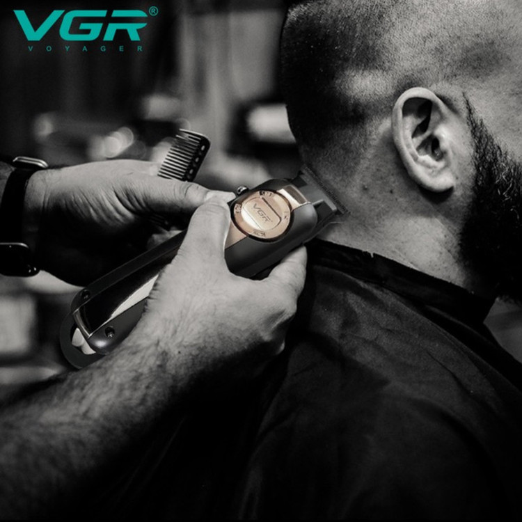 ماشین اصلاح موی سر و صورت وی جی ار مدل V-941 با تیغه کربن استیل، موتور قدرتمند، باتری لیتیومی 2000 میلیآمپر، نمایشگر LED میزان شارژ، منبع تغذیه کابل USB، طراحی ارگونومیک، سه عدد شانه تنظیم طول مو، مدت استفاده 250 دقیقه پس از شارژ کامل