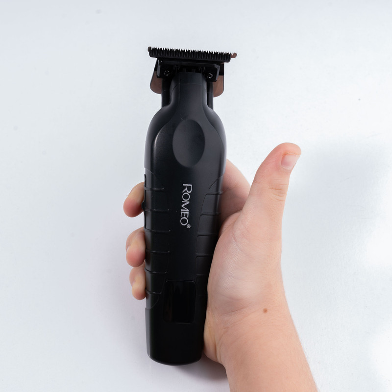 ماشین اصلاح موی سر و صورت رومئو مدل RM-2020 با تیغه سرامیکی، دور موتور 6800 دور در دقیقه، باتری 1200 میلیآمپر ساعت، نمایشگر LCD، طراحی ارگونومیک، شارژ با کابل USB، همراه با 4 شانه اصلاح
