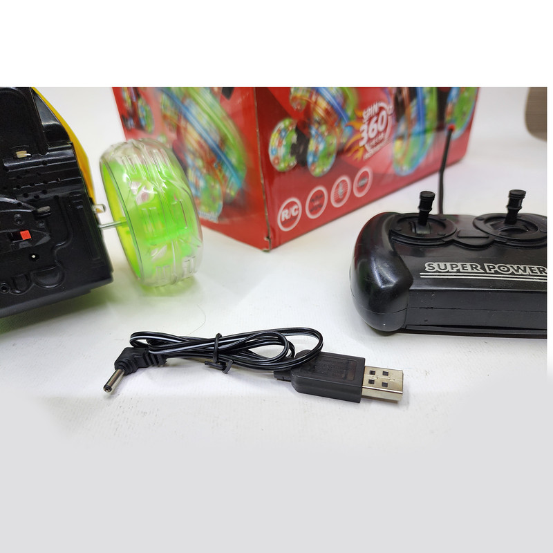 ماشین بازی کنترلی شارژی مدل فانتزی دیوانه با ریموت کنترل بیسیم، قابلیت چرخش 360 درجه و حرکت در چهار جهت همراه با پخش نور و صدا، مناسب کودکان بالای 3 سال